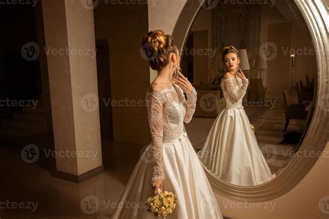 gorgeous young blonde bride looking at the mirror 16533507 Stock Photo ...