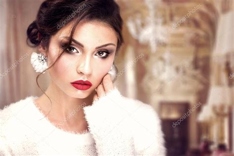 Beauty portrait of elegant young woman. — Stock Photo © NeonShot #88243890