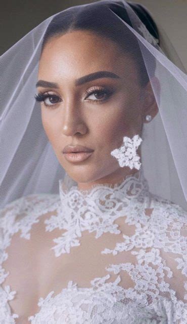 How to achieve radiant, long-lasting bridal makeup for flawless elegance in every photo?
