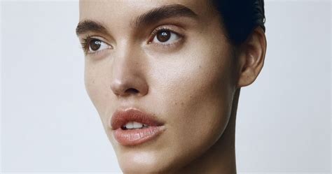 How to choose a bridal makeup look that enhances natural beauty for timeless elegance?