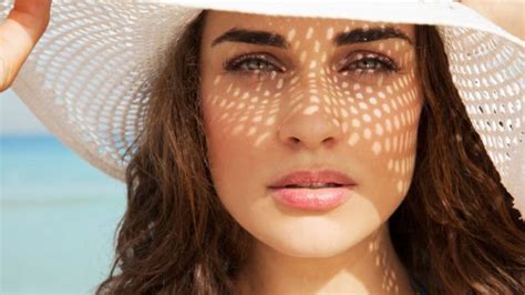 Achieve lasting bridal elegance: What artistry tips prevent makeup meltdown?