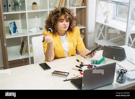 beauty blogger makeup tutorial live streaming lady Stock Photo - Alamy