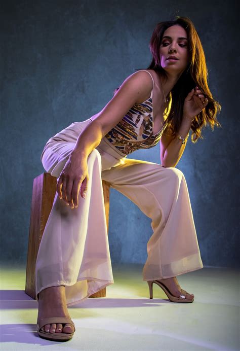 What specific visual strategy enhances artistry & defines elegance in beauty blog tutorials?