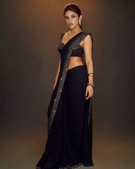 How do I ensure my Pro Artist Portfolio’s visual flow defines elegance & captivates high-end clients?