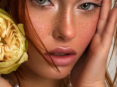 How do high-quality visuals and detailed artistry define an elegant beauty blog?