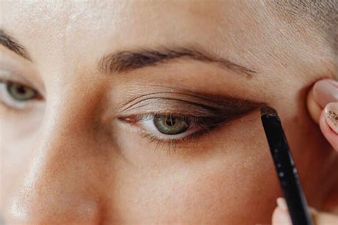 How to Achieve a Professional Blended Finish with Eyeshadow