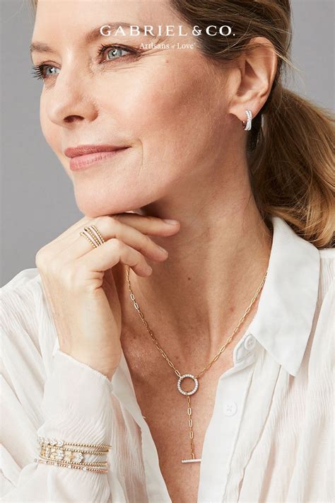 Crafting signature looks: How to elevate tutorials for sophisticated elegance?