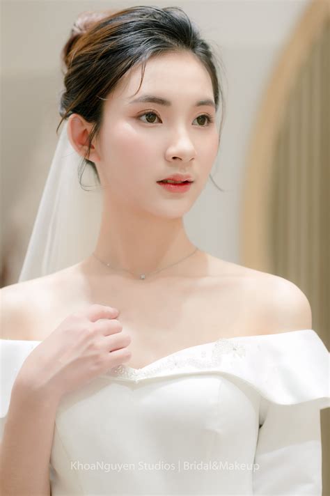Outstanding with modern and elegant wedding day makeup style