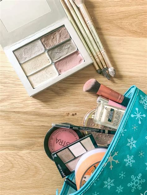 How to Create a Minimalist Beauty Routine (Skincare + Makeup Essentials)