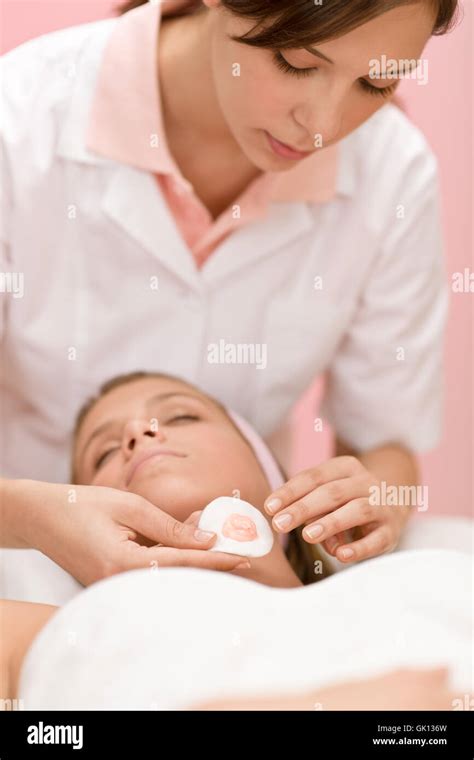 woman application beauty Stock Photo - Alamy