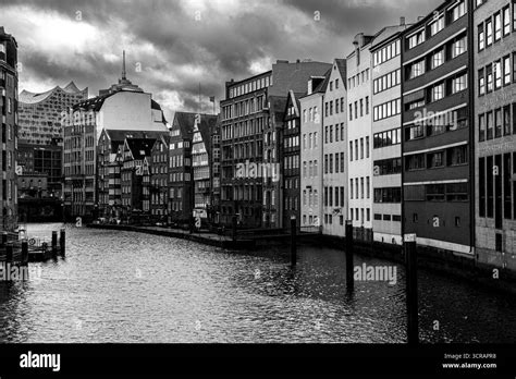 Showcasing traditional buildings Black and White Stock Photos &amp; Images ...