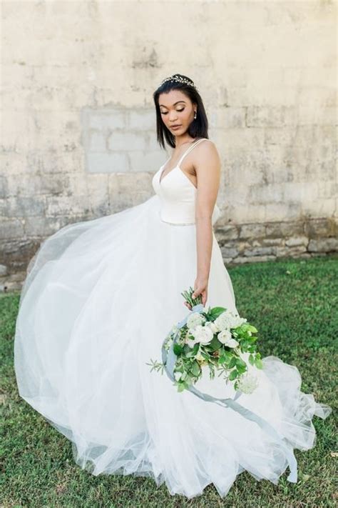 How to achieve a timeless bridal look that enhances natural artistry?