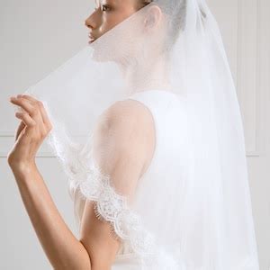 Bridal artistry: How to select a veil that perfectly complements your gown and hairstyle?