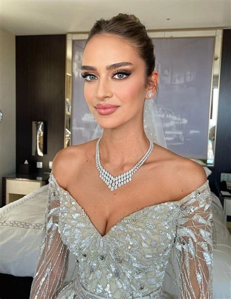 How to achieve flawless, lasting bridal makeup for stunning, photo-ready elegance?