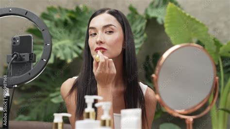 Beautiful content creator making natural beauty and cosmetic tutorial ...