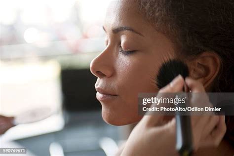 Makeup Artist Foundation Photos and Premium High Res Pictures - Getty ...