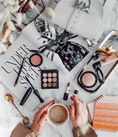 FLATLAY — Everyday essentials 👓 @walids (at FLATLAY)