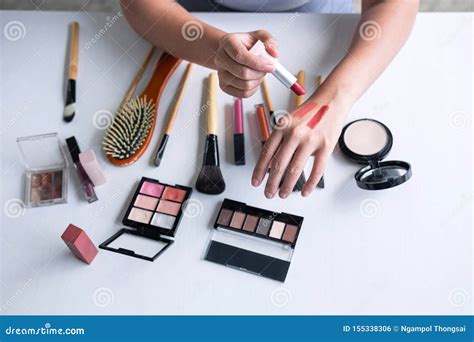 How can my beauty blog visually elevate elegant makeup artistry tutorials?