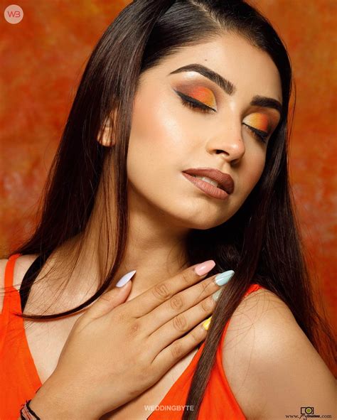 Bridal makeup longevity: How to combat humidity for a flawless, photo-ready look?