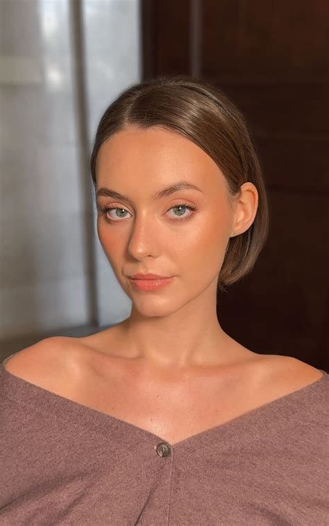 Bridal artistry: How to ensure flawless hair & makeup endure, defining elegance?