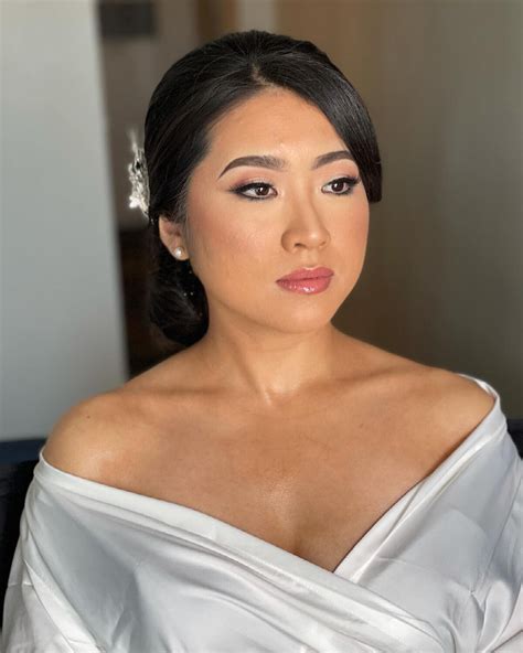 What artistry secrets keep bridal makeup flawless and elegant through tears?