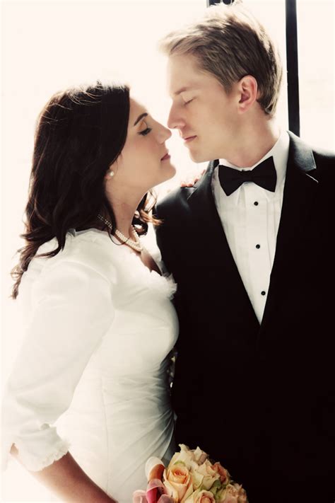 What artistry techniques ensure flawless, enduring bridal elegance for photos?