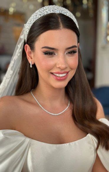 Ensure lasting elegance: Pro tips for sweat-proof special occasion makeup?