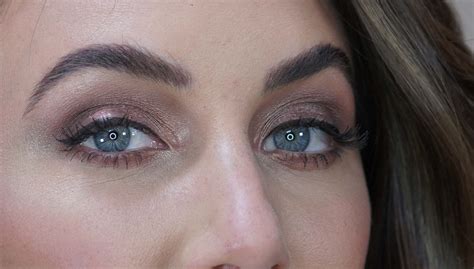 What blending techniques create an elegant, flawless eye makeup finish?