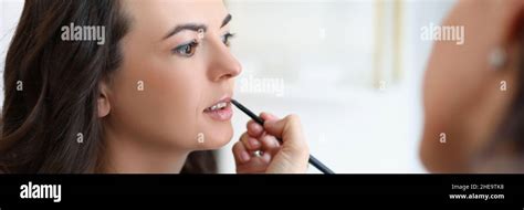 Makeup artist at work Stock Photo - Alamy