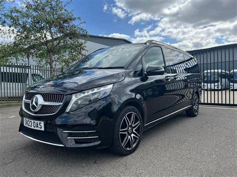 How to maintain high-end elegance in accessible artistry tutorials?