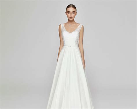 Achieving a cohesive bridal look: How to blend unique details for effortless elegance?