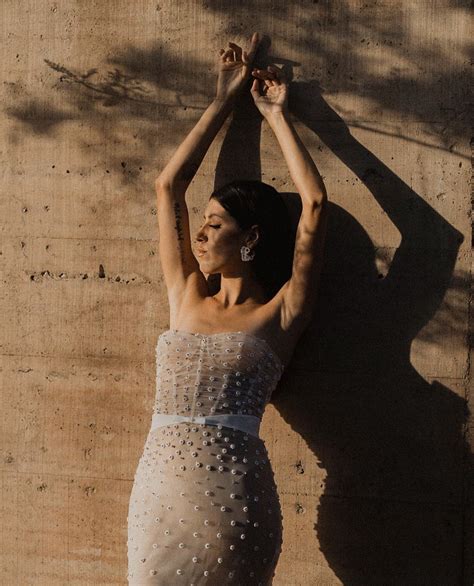 Beyond product swatches, how do elegant beauty blogs showcase artistry for premium makeup reviews?