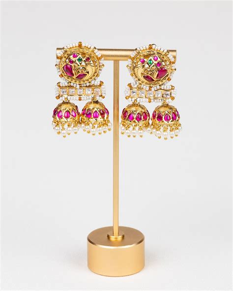 Curated reviews: What prompts encourage users to detail true artistry & elegance?