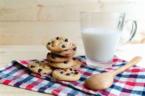 Page 2 | Chocolate Chip Cookies With Milk Images - Free Download on Freepik