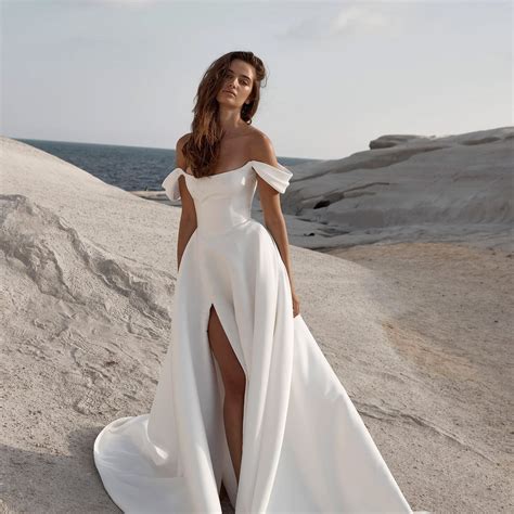 22 Elegant Wedding Dresses for a Timeless Bridal Look