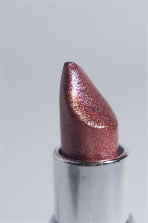What your lipstick shape says about you - Her.ie