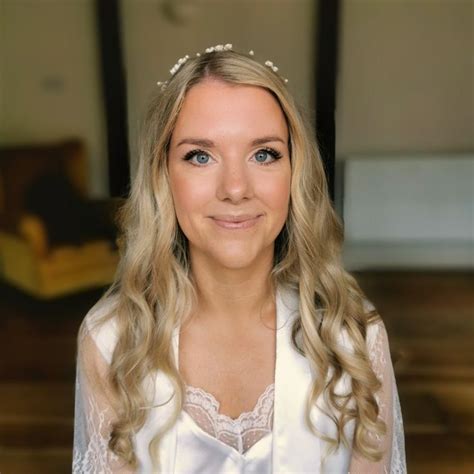 What artistry techniques define elegant bridal makeup that endures every photo?