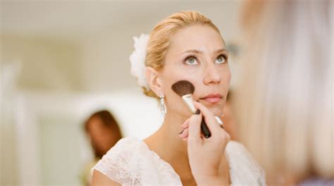 What artistic techniques define an elegant, lasting bridal makeup look?