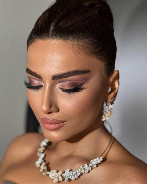 How to achieve enduring, flawless bridal makeup for all-day elegance?