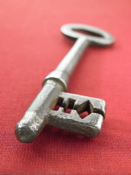 What are key editing techniques to truly define exquisite makeup artistry in photos?