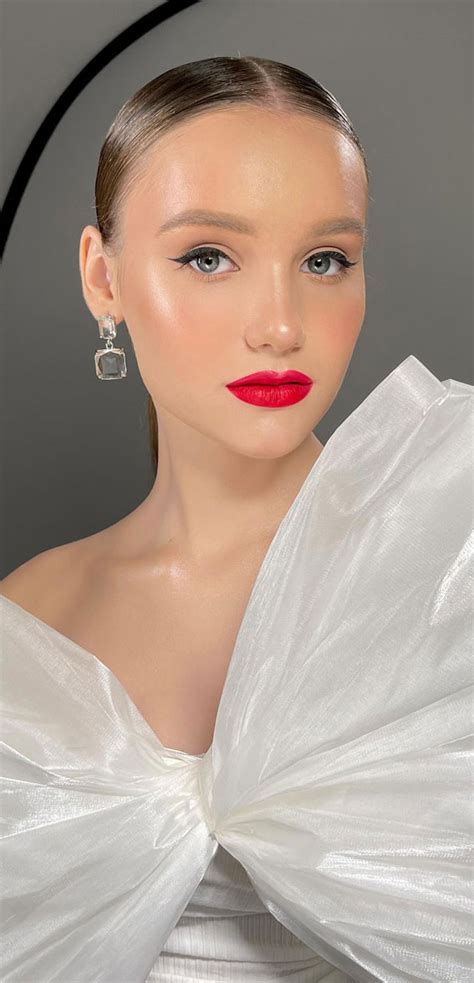 32 Bridal Makeup Ideas for a Radiant Look : Sleek &amp; Youthful Grace