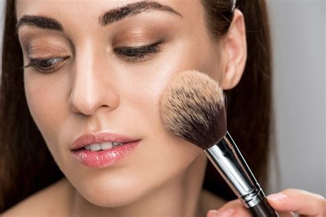 How to Get a Dewy Makeup Look in 7 Easy Steps