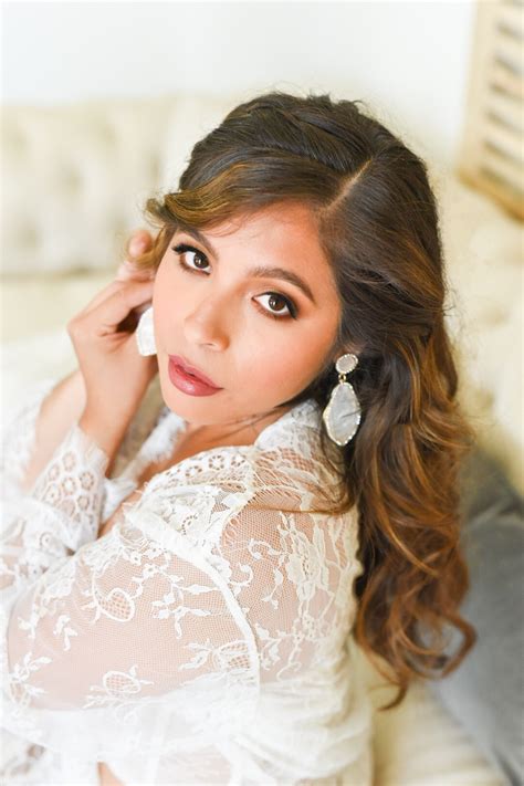 What pro bridal makeup techniques ensure an elegant, camera-ready finish all day?