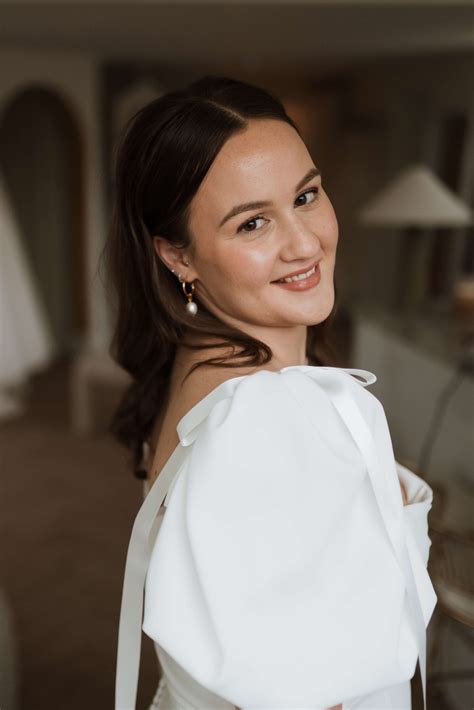 Ensuring elegance: What makeup techniques define sophisticated bridal beauty for all-day wear?