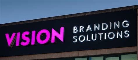 What visual content strategy elevates a beauty blog’s elegance and artistry?