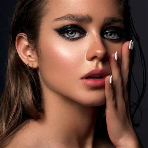 The Evolution Of Makeup Trends | Saubhaya Makeup