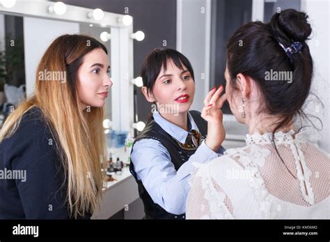 makeup tutorial lesson at beauty school Stock Photo - Alamy