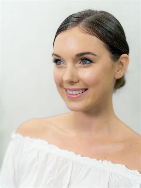 How to achieve a flawless, long-lasting bridal makeup artistry look?