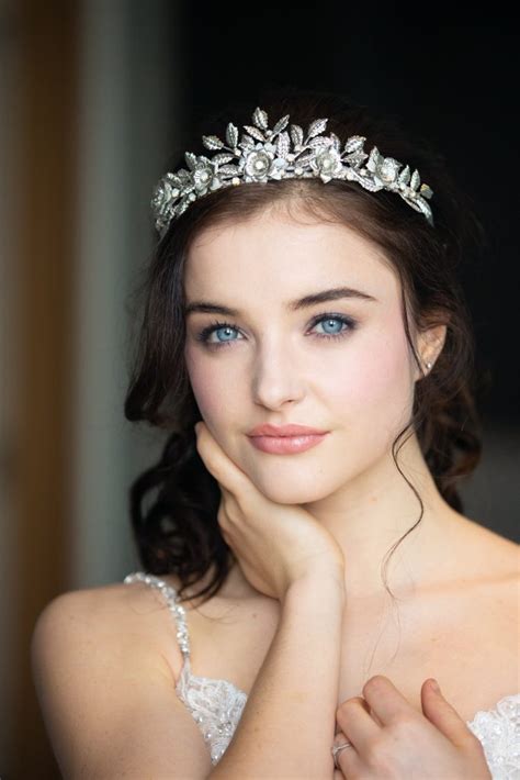 Expert tips: Flawless, long-lasting bridal makeup for radiant elegance?