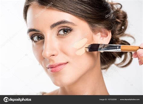 How Makeup Artists Apply Foundation | Saubhaya Makeup